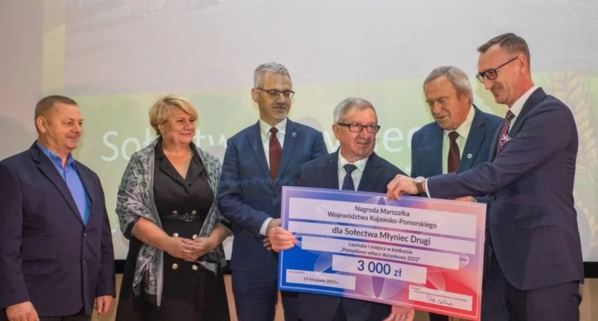 Nagroda główna w konkursie na witacz dożynkowy została wręczona przedstawicielom sołectwa Młyniec Drugi fot. Mikołaj Kuras dla UMWKP