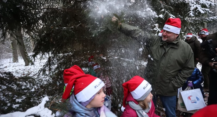 Marszałkowi Piotrowi Całbeckiemu podczas wyboru choinki towarzyszyły dzieci z gminy Unisław, fot. Mikołaj Kuras dla UWMKP