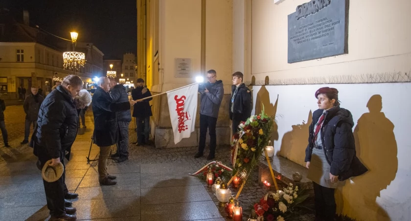 Złożenie kwiatów pod tablicą Solidarności w rocznicę wprowadzenia stanu wojennego, fot. Mikołaj Kuras dla UMWKP