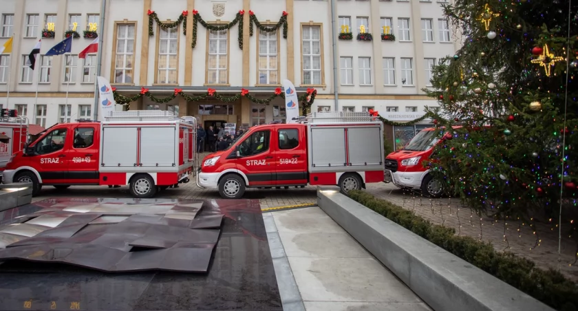 Przekazanie wozów strażackich i motopomp jednostkom OSP, fot. Mikołaj Kuras dla UMWKP