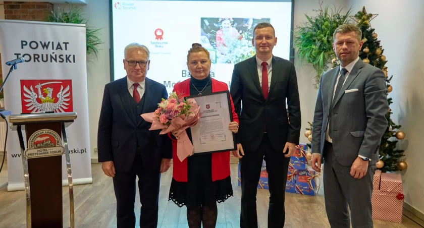 Wręczenie nagrody w konkursie Społecznik Roku Powiatu Toruńskiego, fot. Olek Urbański / Starostwo Powiatowe