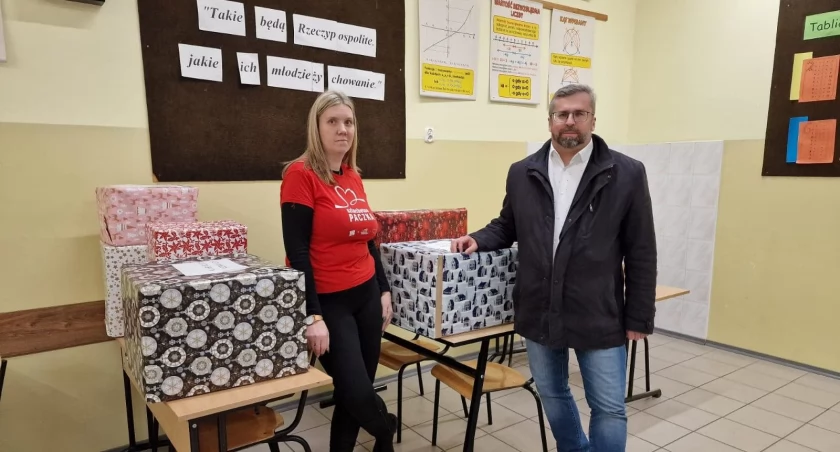 Wojciech Knieć przekazał prezenty do magazynu Szlachetnej Paczki w Lubiczu Górnym , fot. Olek Urbański / Starostwo Powiatowe 