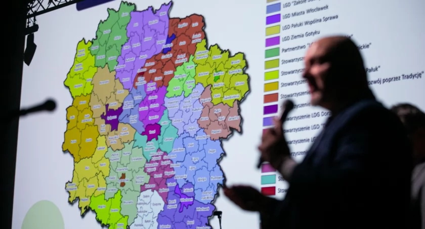 Przedstawiciele LGD-ów odebrali umowy o finansowaniu strategii rozwoju lokalnego, fot. Andrzej Goiński/UMWKP