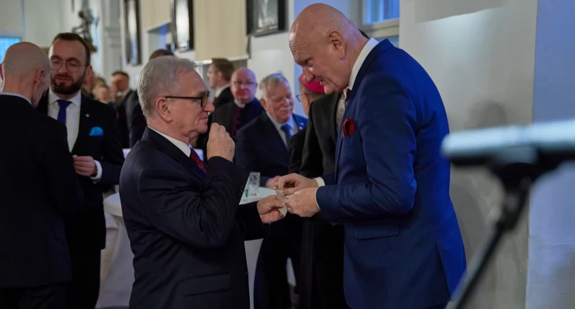 Starosta Olszewski i Prezydent Zaleski podczas wigilii samorządowej, fot. Olek Urbański / Starostwo Powiatowe w Toruniu