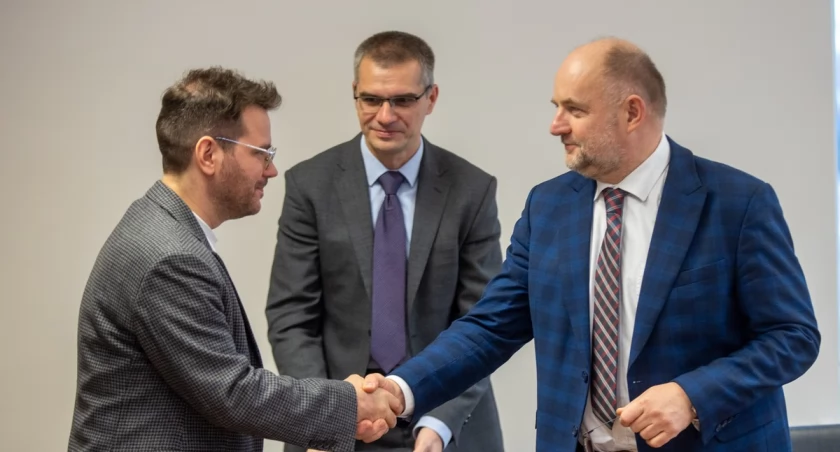 Marszałek Piotr Całbecki gratulował autorom zwycięskiej koncepcji na pawilon muzealny w Biskupinie fot. Mikołaj Kuras dla UMWKP