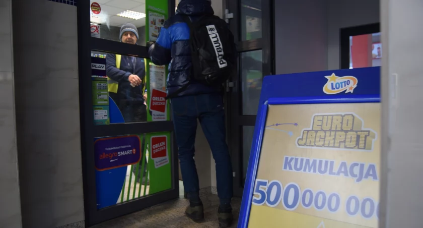 Punkt LOTTO przy ul. Dąbrowskiego w Toruniu. Fot. Bartosz Fryckowski / ototorun.pl