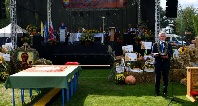 Wójt Andrzej Wieczyński przemawia podczas dożynek, fot. GOK Obrowo