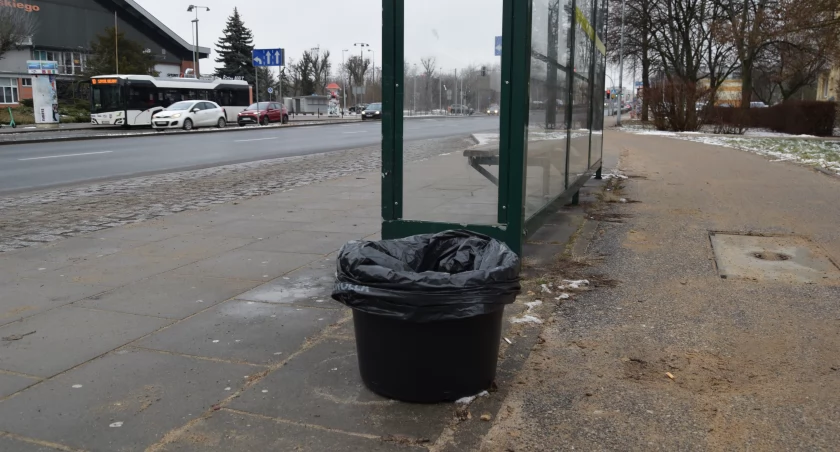 Pojemnik bez stelaża na przystanku przy ulicy Bema, fot. Bartosz Fryckowski / ototorun.pl 