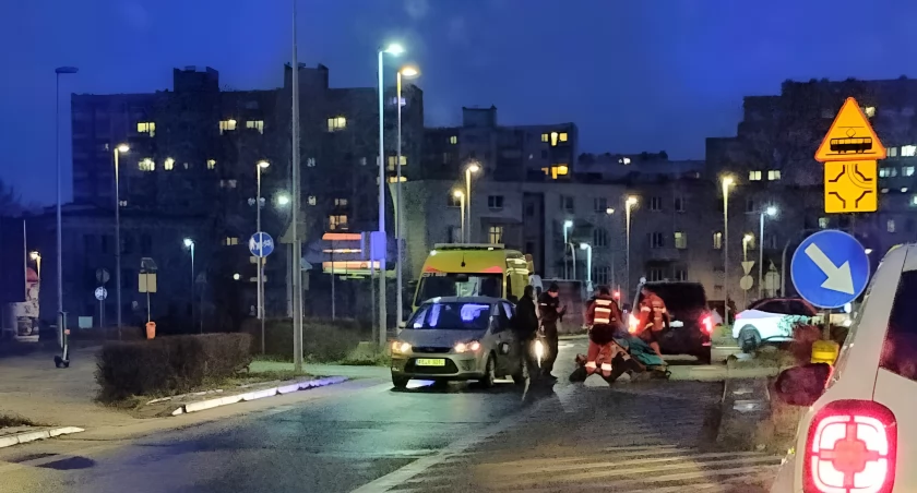 Potracenie pieszego na rondzie przy Placu Hoffmanna w Toruniu, fot. nadesłane