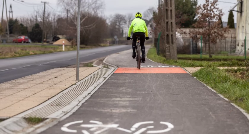 Ścieżka rowerowa w ciągu DW 551 w Kończewicach, fot. Szymon Zdziebło/tarantoga.pl dla UMWKP