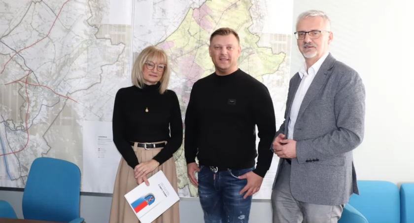 Podpisanie umowy na przebudowę dróg w Złotorii, fot. UG Lubicz