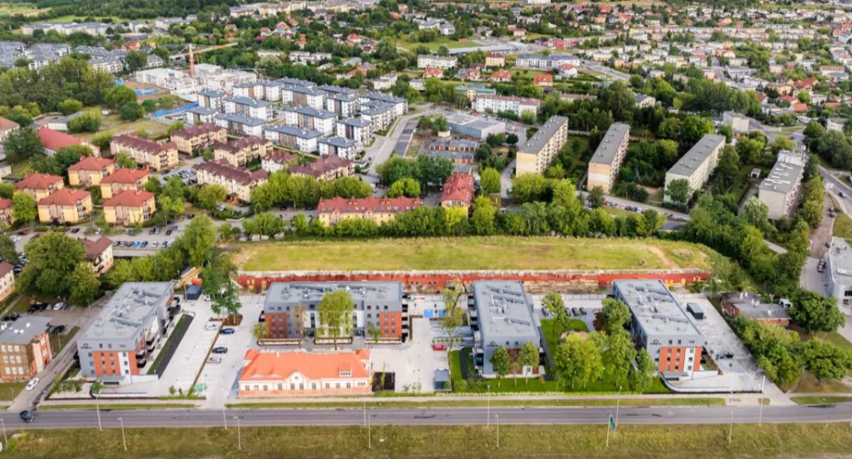 Osiedle Pogórska 12 w Toruniu i zabytkowy Hangar Wschodni, fot. Foto Studio Wrzosy 