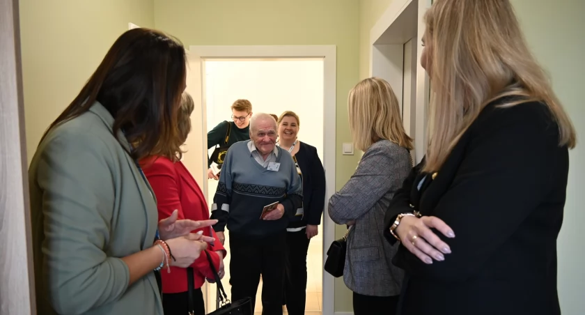 Sympatyczny Pan Rysio w swoim pokoju z plakatem Roberta Lewandowskiego na ścianie, fot. UG Lubicz