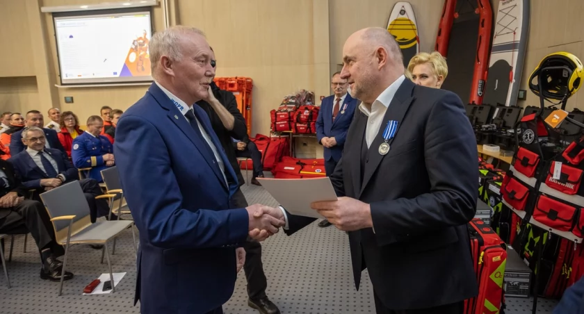Przekazanie sprzętu dla jednostek WOPR fot. Mikołaj Kuras dla UMWKP