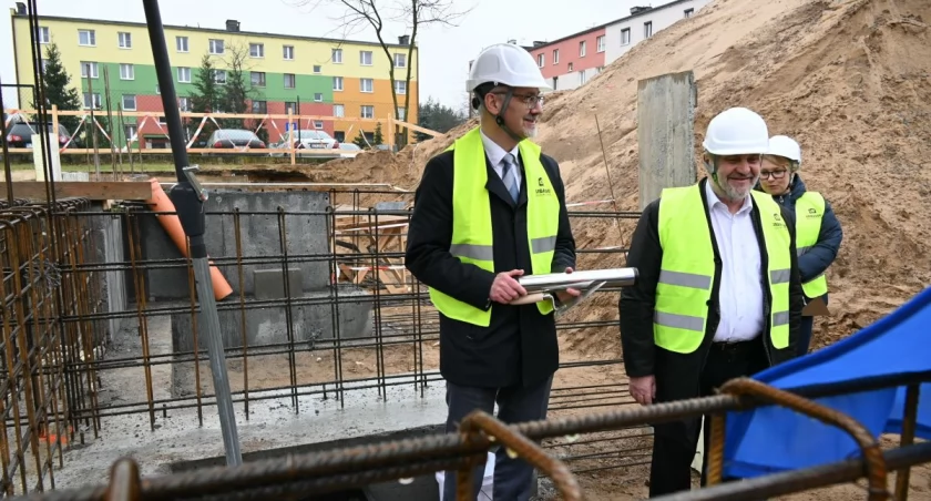 Marek Nicewicz i Jan Krzysztof Ardanowski podczas wmurowaniu aktu erekcyjnego w przedszkolu Chatka Puchatka, fot. UG Lubicz