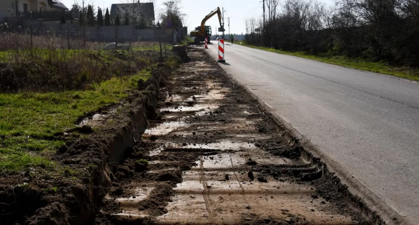 Budowa chodnika między Zawałami a Dobrzejewicami, fot. UG Obrowo