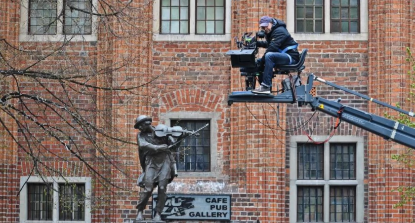 Ekipa filmowa na Starówce w Toruniu, fot. Lech Kamiński / UMT