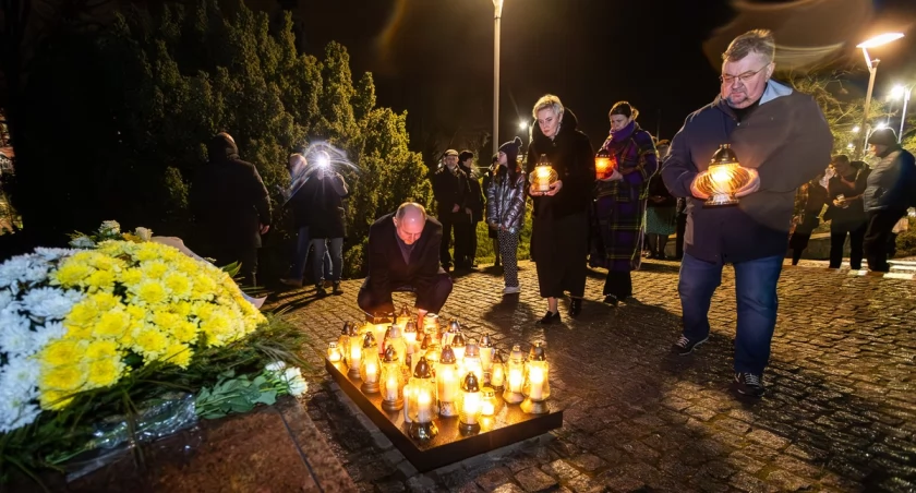 Złożenie kwiatów pod pomnikiem św. Jana Pawła II, fot. Szymon Zdziebło/tarantoga.pl dla UMWKP