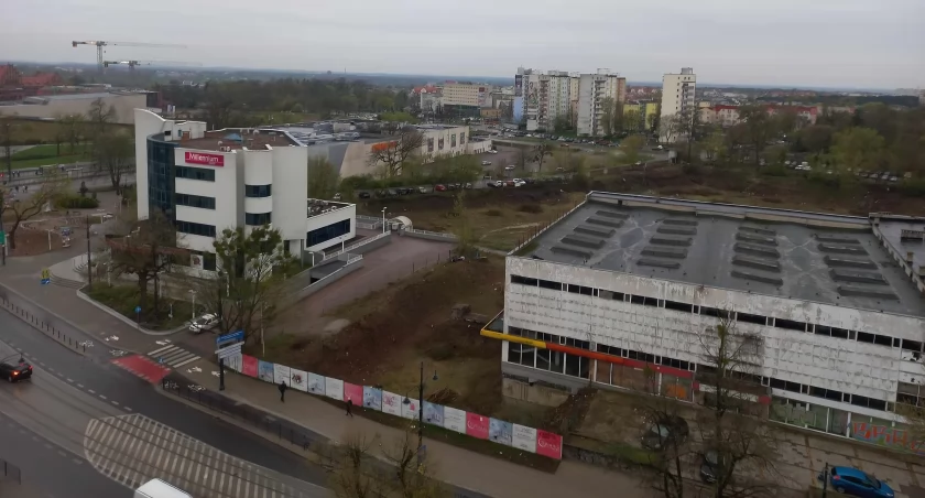 Uniwersam i tereny w pobliżu budynku przy Szosie Chełmińskiej w Toruniu, fot. Oto Toruń
