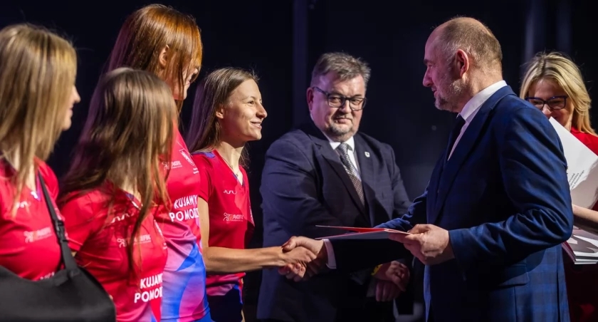 Wręczenie stypendiów sportowych, fot. Szymon Zdziebło/tarantoga.pl dla UMWKP