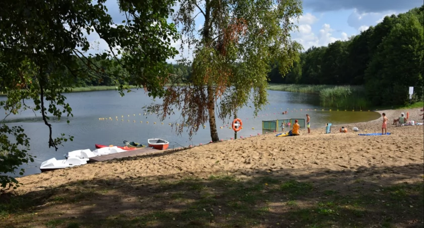 Plaża nad jeziorem w Józefowie, fot. UG Lubicz