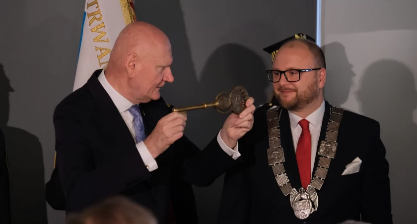 Michał Zaleski przekazuje klucz do miasta Pawłowi Gulewskiemu. Fot. Paweł Gulewski - oficjalnie