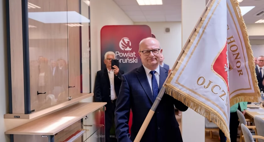Mirosław Graczyk ze sztandarem Powiatu Toruńskiego, fot. Powiat Toruński