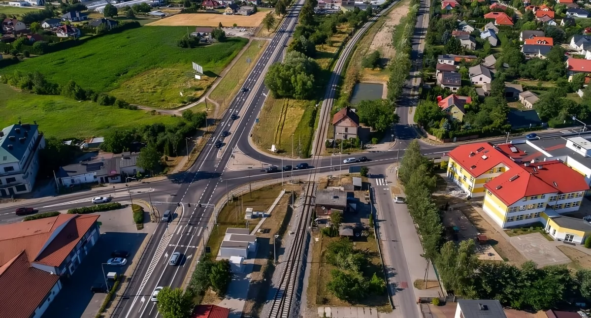 Skrzyżowanie w miejscowości Łysomice, fot. Szymon Zdziebło/tarantoga.pl dla UMWKP