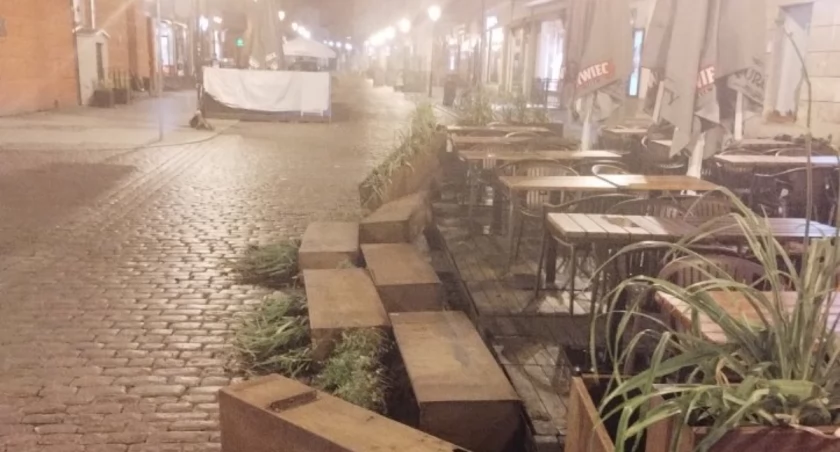 Ogródek letni restauracji Kuranty w Toruniu, fot. Straż Miejska w Toruniu