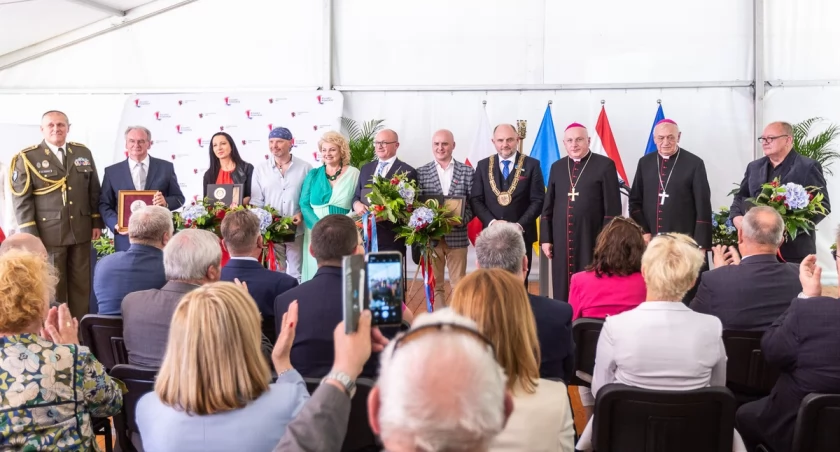 Ubiegłoroczna uroczysta sesja sejmiku województwa we Włocławku, fot. Szymon Zdziebło/tarantoga.pl dla UMWKP