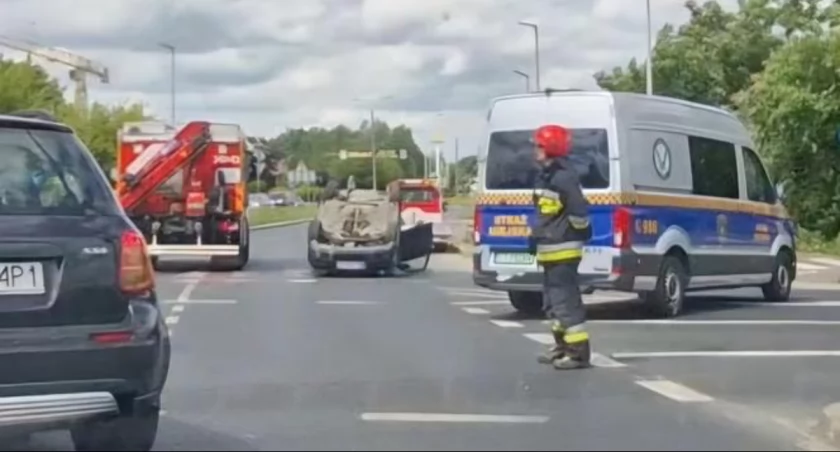 Dachowanie na skrzyżowaniu w Toruniu, fot. Piotr Lampkowski / Super Express