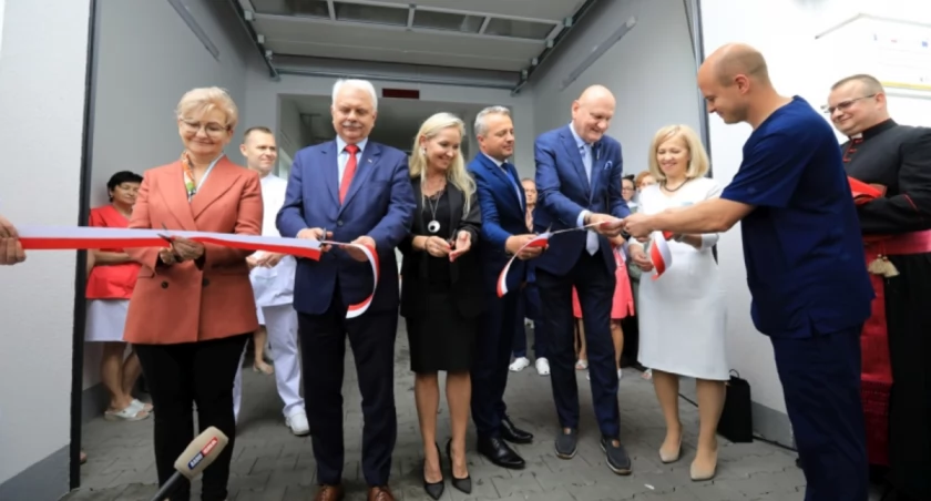 Justyna Wileńska (w środku) na otwarciu nowego SOR-u w Szpitalu Miejskim. Fot. torun.pl
