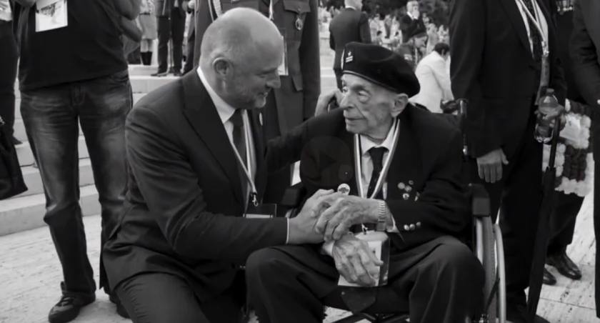 Major Stosław Kowalski i marszałek Piotr Całbecki podczas obchodów 80. rocznicy bitwy o Monte Cassino, kadr z filmu