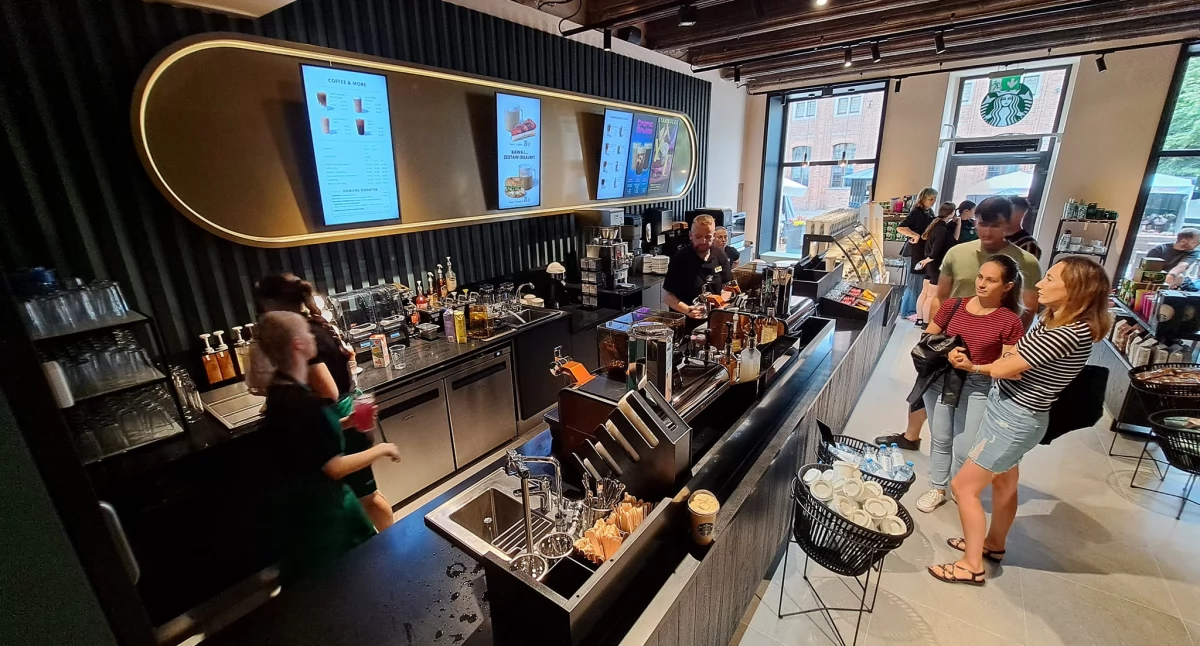 Starbucks przy ul. Rynek Staromiejski 30, fot. CWB