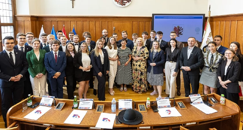 Pierwsze posiedzenie Młodzieżowego Sejmiku Województwa Kujawsko-Pomorskiego drugiej kadencji, fot. Szymon Zdziebło/tarantoga.pl dla UMWKP