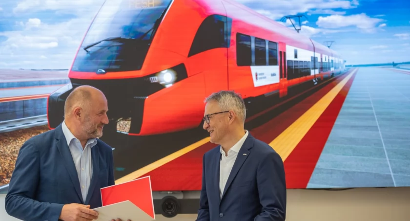 Ceremonia przekazania umowy z Pesą, fot. Mikołaj Kuras dla UMWKP