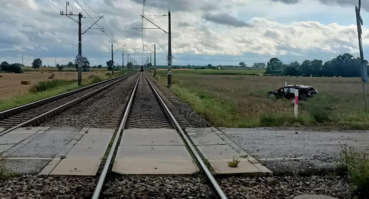 Wypadek na przejeździe kolejowym w Gronówku, fot. KM PSP Toruń