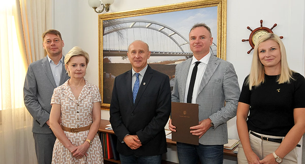 Od lewej stoją: zastępca prezydenta Adam Szponka, skarbniczka Aneta Pietrzak, zastępca prezydenta Rafał Pietrucień, sekretarz Przemysław Kuczkowski, zastępczyni prezydenta Torunia Dagmara Zielińska, fot. UM Toruń