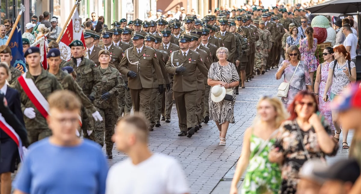 Obchody Święta Wojska Polskiego w Toruniu, fot. Szymon Zdziebło, tarantoga.pl dla UMWKP