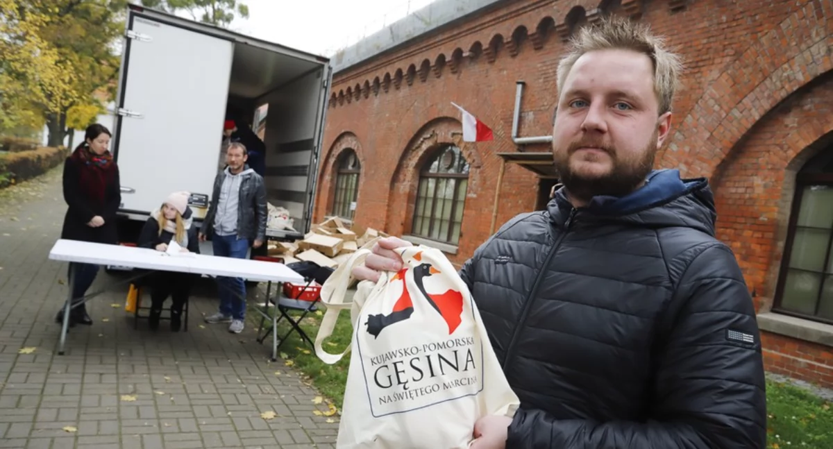 Akcja rozdawania gęsich tuszek zwycięzcom konkursów w Toruniu, fot. Mikołaj Kuras