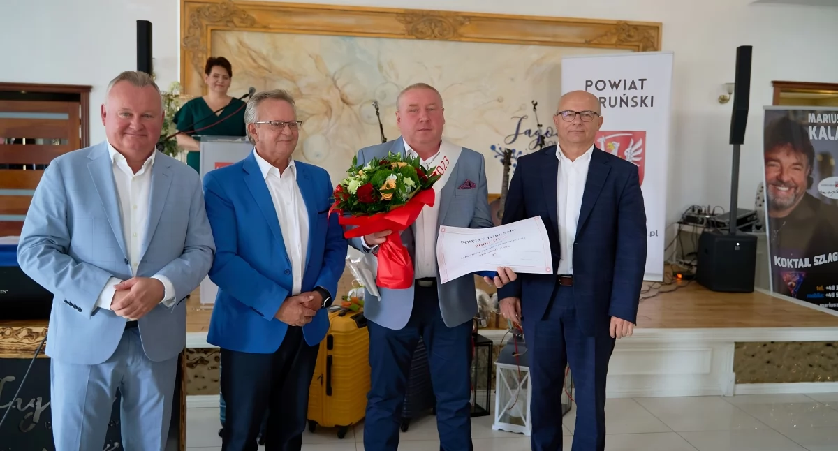 Sławomir Zając odebrał nagrodę dla Sołtysa Roku 2023 podczas Zjazdu Sołtysów Powiatu Toruńskiego, fot. Olek Urbański / Starostwo Powiatowe w Toruniu