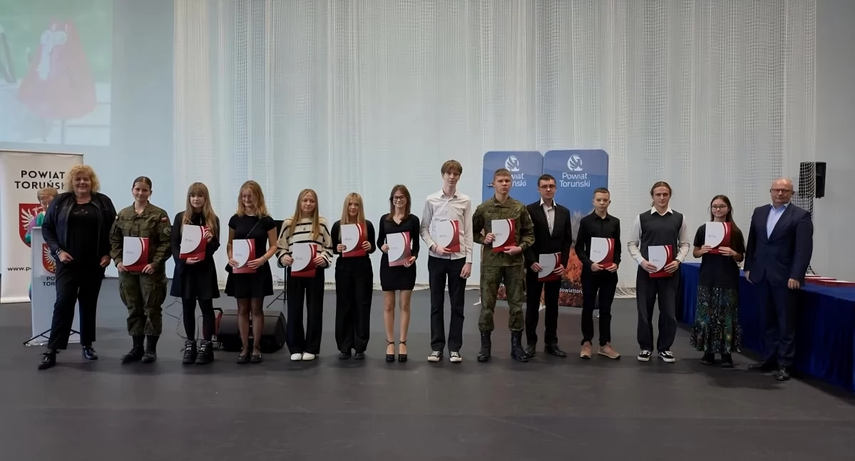 Wręczenie dyplomów dla stypendystów Powiatowego Funduszu Stypendialnego, fot.  Olek Urbański , Starostwo Powiatowe w Toruniu