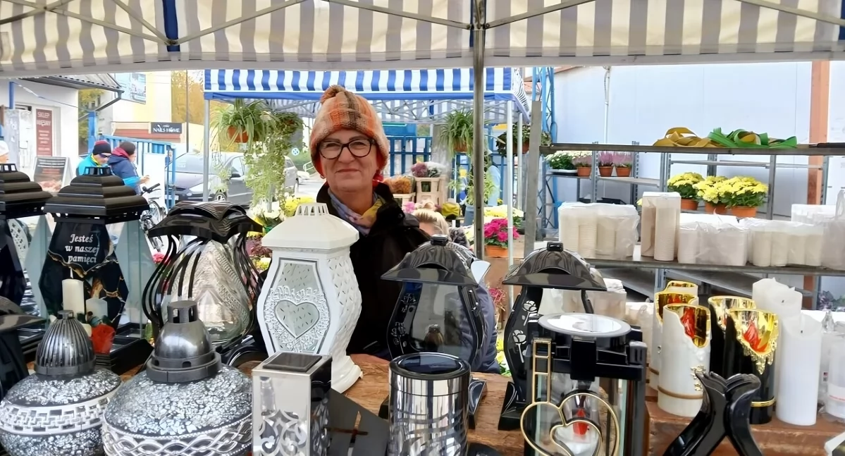 Pani Teresa na swoim stanowisku ze zniczami przy bramie nr 1 na Targowisku w Toruniu, fot. ototorun.pl