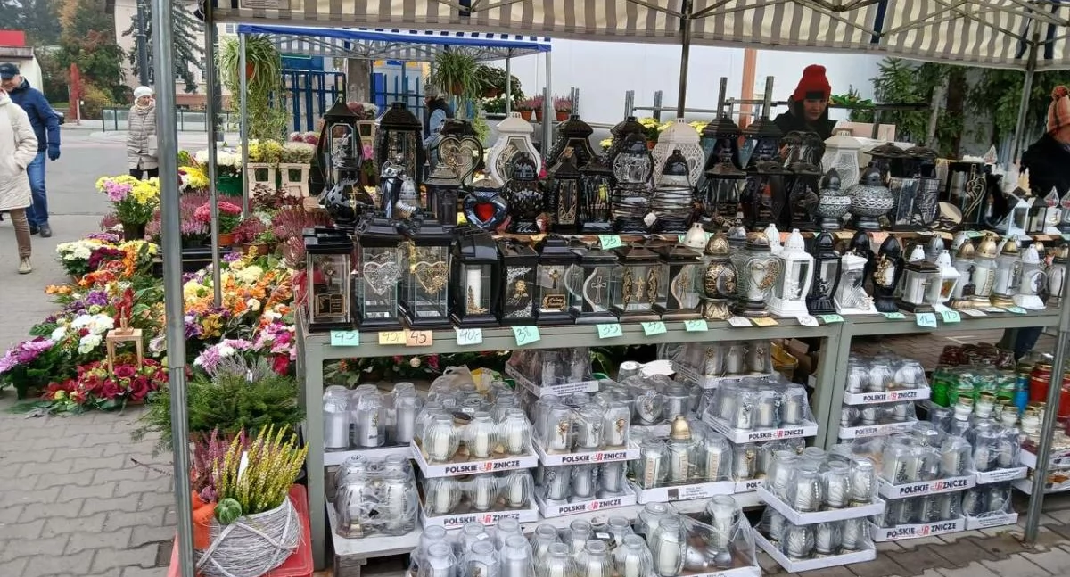 Pani Teresa na swoim stanowisku ze zniczami przy bramie nr 1 na Targowisku w Toruniu, fot. ototorun.pl