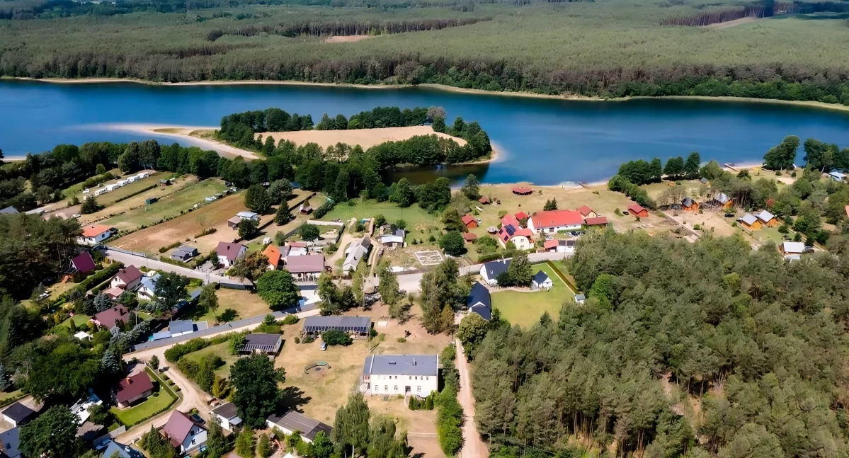 Ośrodek wypoczynkowy nad jeziorem w miejscowości Ostrowite, fot. Centrum Wsparcia Biznesu w Toruniu