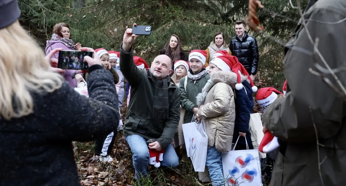 Wybór choinki w Raciniewie fot. Andrzej Goiński/UMWKP