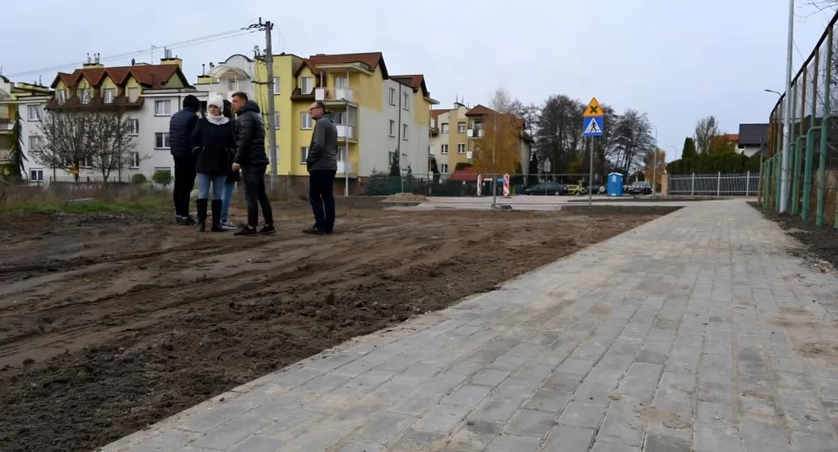 Odbiór chodnika przy ul. Różanej w Lubiczu Dolnym, fot. UG Lubicz