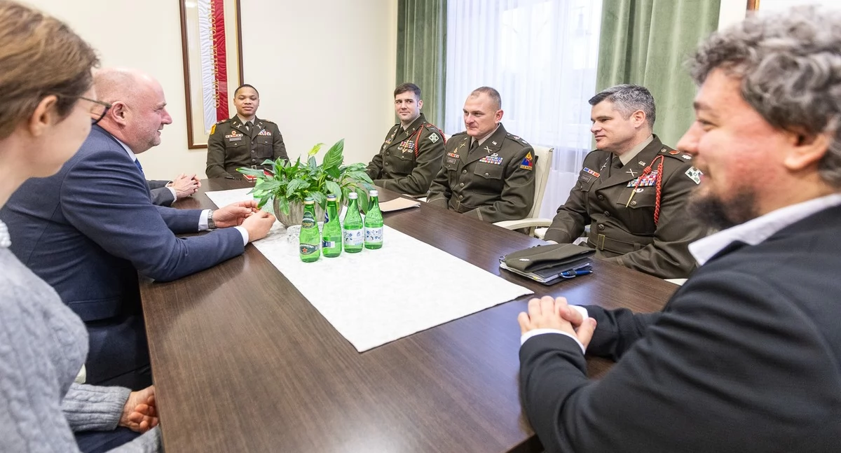 Spotkanie marszałka Piotra Całbeckiego z amerykańskimi żołnierzami fot. Szymon Zdziebło/tarantoga.pl dla UMWKP