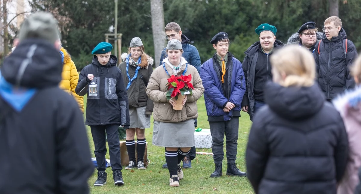Kolęda dla Nieobecnych, uroczyste spotkanie pod pomnikiem w toruńskim Parku Pamięci, fot. Mikołaj Kuras dla UMWKP
