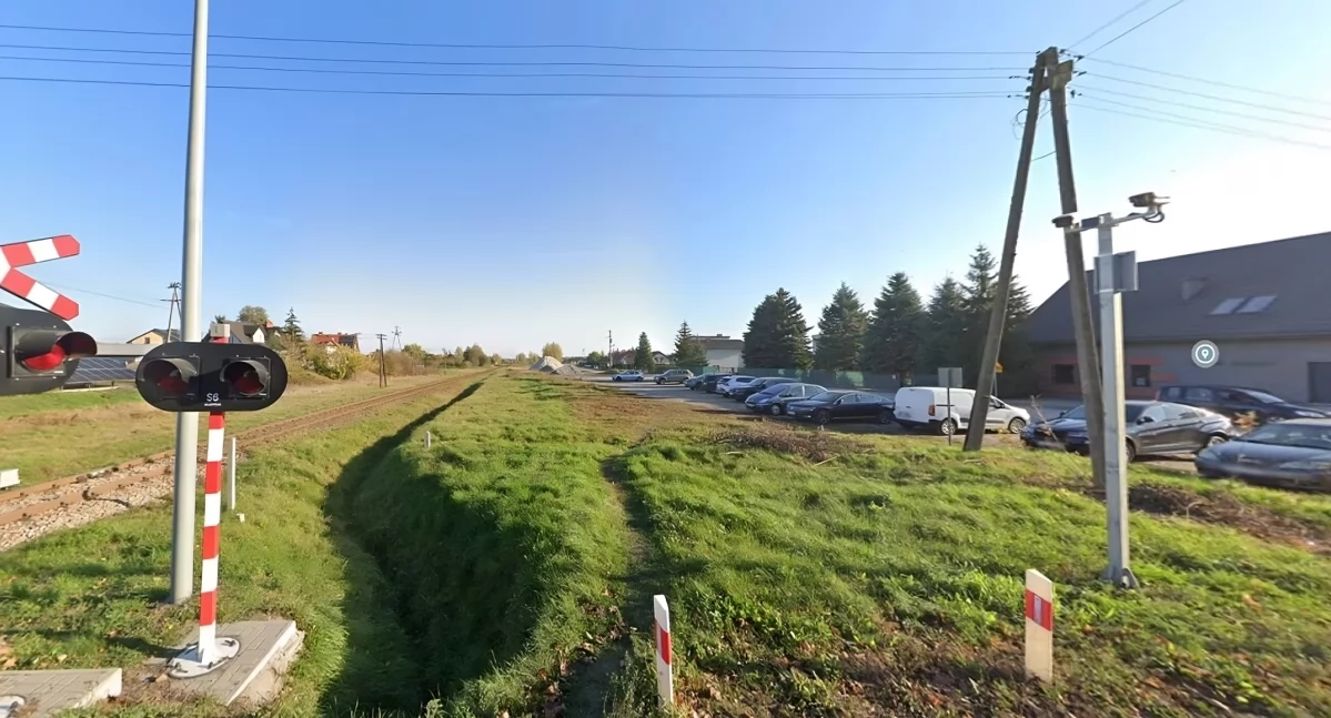Teren wzdłuż torów od stacji PKP do ul. Szkolnej, fot. Screen z Google Maps, zdjęcia w galerii: UG Obrowo